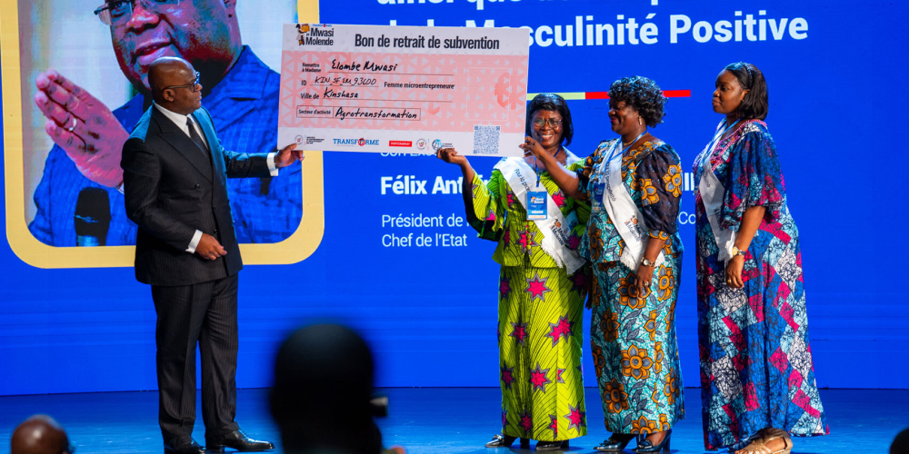 Félix Tshisekedi lance la remise des premiers kits professionnels aux femmes micro‑entrepreneures du Projet TRANSFORME